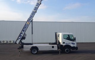 camion de déménagement avec monte-charge sur un parking